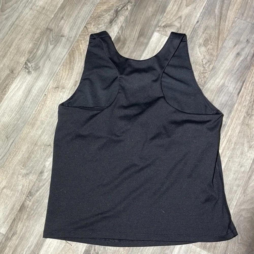 Bundle 3 athletic shorts and 2 athletic tops‎